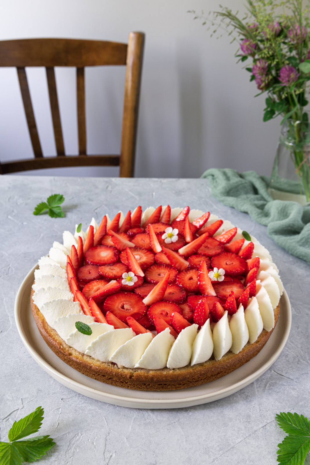 Gâteau génoise au mascarpone et fraises - Dans vos assiettes